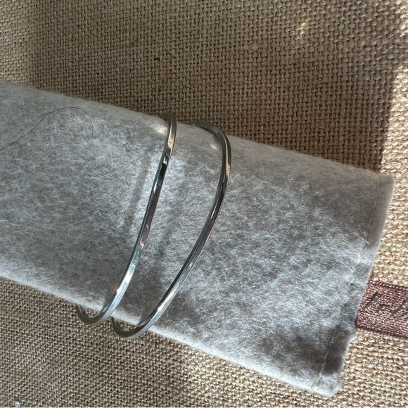 Set of 3 wavy silver tone circle rigid bangle bracelets pull on simple - Picture 3 of 4